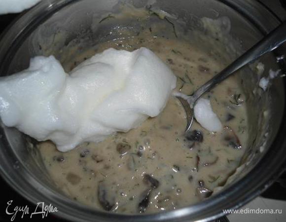 Белки взбить в пену со щепоткой соли и ввести аккуратно в массе из грибов.