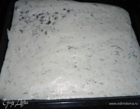 Противень лучше выстелить бумагой и смазать немного маслом растительным(у меня бумага кончилась,тяжеловато было отделять от противня потом))).Вылить смесь на бумагу и выпекать в разогретой до 160градусов духовке около 20 минут.