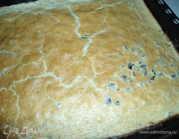 Вот такой пласт получился,у меня сначала поднялся ,а потом осел немного.Остудить немного и свернуть в рулет,после чего острым ножом нарезать на колечки.В журнальчике подавался с салатом,но он такой нежный получился,не сухой совсем,что нам салат не понадобился.Угощайтесь!