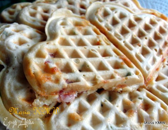 Смазать с помощью кисточки вафельницу растительным маслом. Выложить тесто и выпекать вафли до румянца. 
Подавать со сметанкой.
Приятного аппетита!