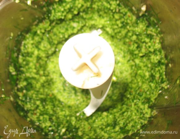 Из зелени, чеснока, сыра и орешков сделать пюре. Перемешать с оливковым маслом.  (похоже на соус песто). 