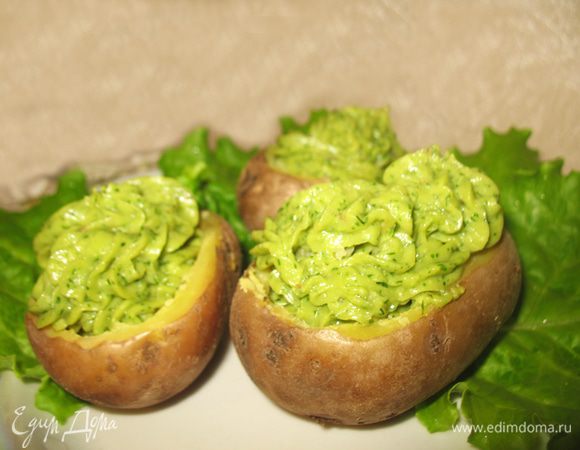 С каждой картофелины срезать крышечку и вынуть мякоть. Из вынутой мякоти и очищенной крышечки сделать пюре. Перемешать с соусом. Положить массу в кондитерский мешочек и наполнить ею картофель. Подогреть в духовке при 180 градусах минут 5-10. 