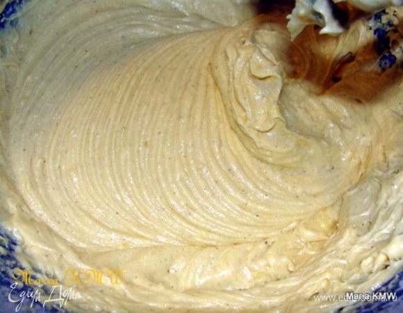 Взбить размягченное слив. масло с щепоткой соли, сахаром и добавить яйца по-одному, тщательно вымешать.
Смешать муку, разрыхлитель и корицу, просеять и добавить к массе, тщательно вымешать.