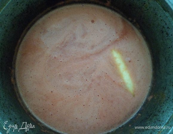 Вымытый рис залить томатным соком+ 0,5 стакана воды, добавить соль по вкусу и 50 гр. сливочного масла. На большом огне выпарить жидкость и поставить на рассекатель на 15 минут, плотно закрыв крышку. Раскрою небольшой секрет: если Вы хотите чтобы у Вас рис получился рассыпчатым, то добавьте щепотку сахара.