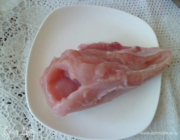 В вымытых и обсушенных филе сделать «кармашки»  и натереть оливковым маслом, в котором смешаны соль, перец и чеснок.