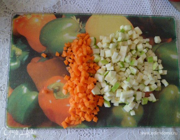 Мелко нарезать кабачок и морковь кубиками и смешать с тёртым сыром