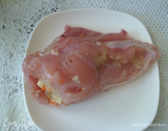 Заполнить кармашки фаршем и закрепить их деревянной зубочисткой 