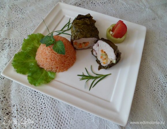 Взять красивую тарелку, выложить филе и рис,и украсив по своему вкусу подать родным. 