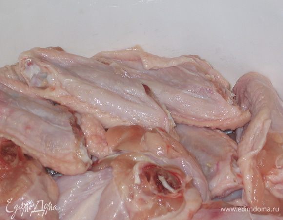Крылышки хорошо обработать: промыть проточной водой, разрезать на фаланги, крайние части не используются (их можно пустить на бульон, получится наваристый)