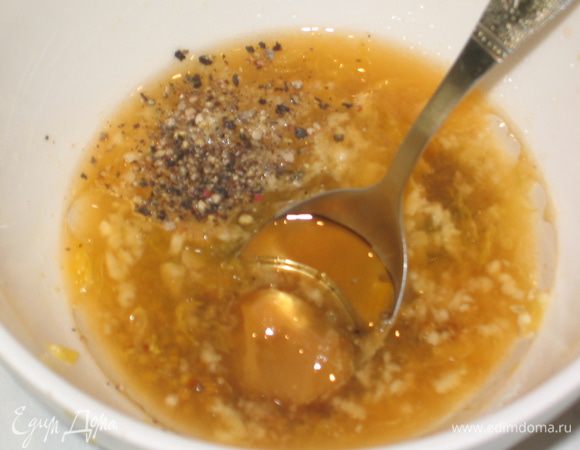 Приготовить маринад (это мой самый любимый вариант маринада, подходящий абсолютно к любому виду мяса или птицы): из апельсина отжать сок, чеснок и имбирь натереть на терке… смешать все остальные ингредиенты (на данном этапе не переборщите с медом, иначе крылышки будут подгорать)