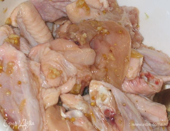 Залить крылышки маринадом и оставить на какое-то время (чем больше, тем лучше)…я держала 15 минут при комнатной температуре