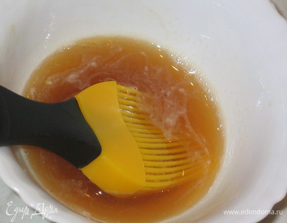 Подготовить медовый соус для смазывания: отжать сок из апельсина, добавить жидкий мед и все перемешать