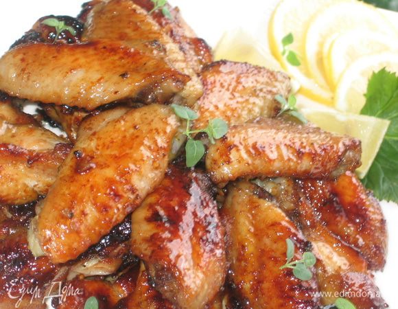 Благодаря медовому соусу крылышки становятся ароматными, приобретают сладкий вкус и аппетитно поджариваются…Выложить их на общее блюдо и подать с лимоном. Я посыпала сверху листиками душицы с подоконника. Такие медовые крылышки словно семечки, не заметишь, как они молниеносно исчезают. Приятного аппетита