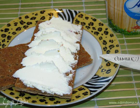 На хлебец выкладываем сыр.