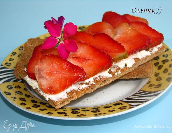 Ягоды режем пластинами и щедро выкладываем на сыр. Подаём с чаем, кофе, а еще лучше с фрешем! Угощайтесь!!!!!