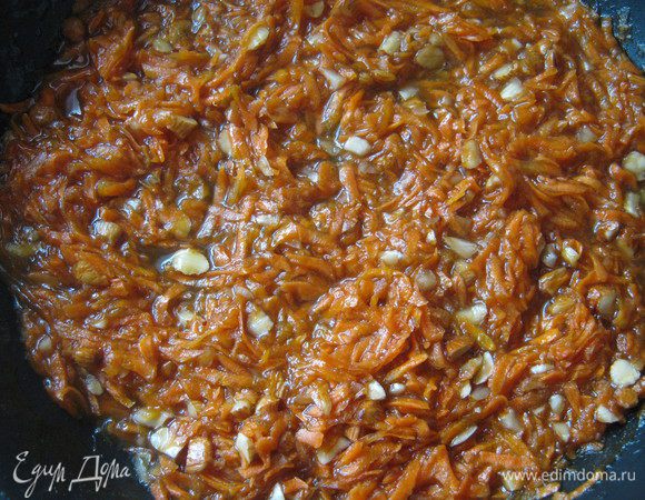 Морковь очищаем,трем на крупной терке,выкладываем в сковороду,добавляем измельченный миндаль и 200г джема.Тушим минут 7-10 чтобы морковь стала слегка мягкой.Остужаем.