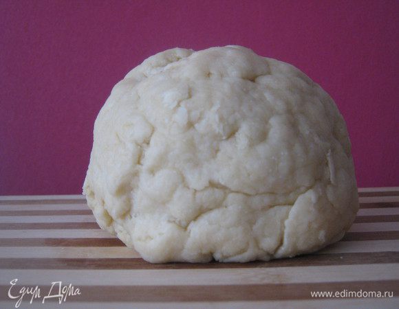 Творог смешиваем с маслом и молоком.Добавляем сахар,ваниль,муку и разрыхлитель.Замешиваем тесто.