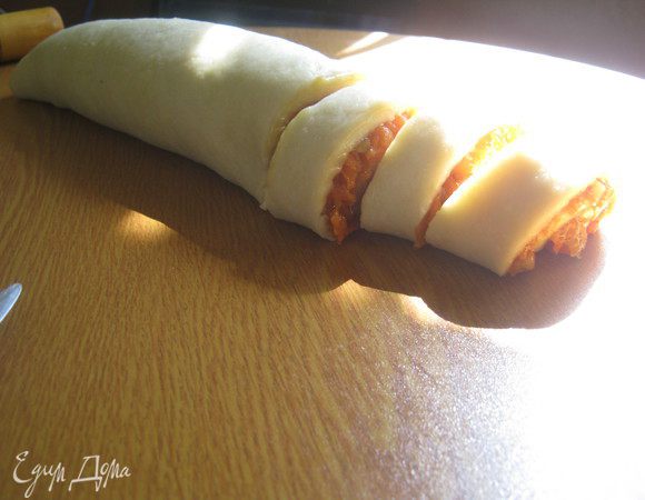 Сворачиваем тесто в плотный рулет,укладываем его швам вниз и нарезаем на ломтики шириной 3-4см.