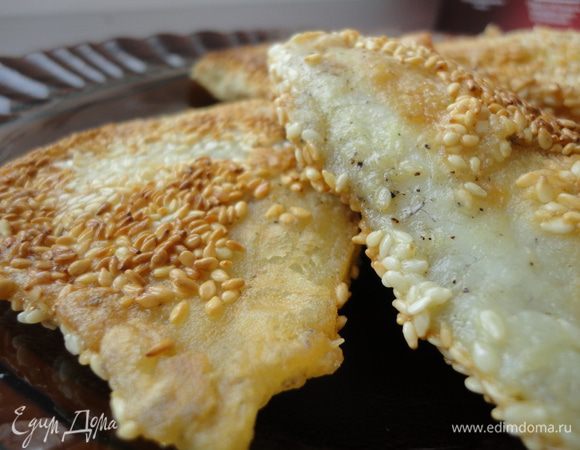 Разогреть на сковороде оливковое масло, добавить сливочное и жарить рыбу на сильном огне 4 минуты. Перевернуть рыбу на другую сторону и готовить 2-3 минуты.