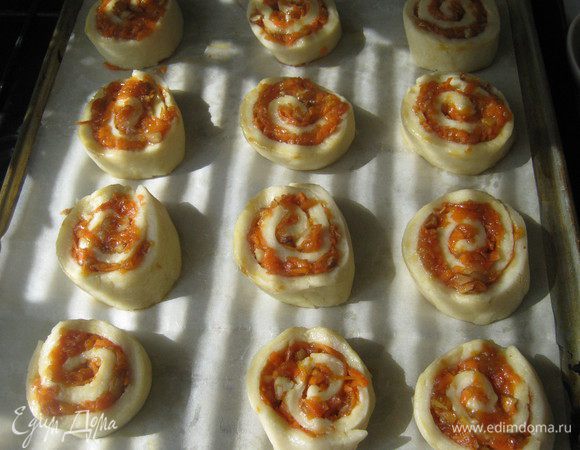 Духовку нагреваем до 170градусов.Противень выстилаем бумагой для выпечки.Выкладываем улитки,слегка прижимаем их сверху(если они деформировались)придавая круглую форму.
Ставим в горячую духовку на 25-30минут.