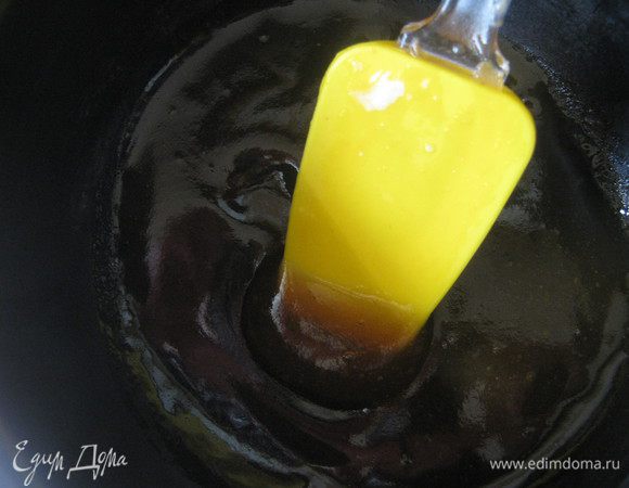 Оставшиеся 100г джема,разогреваем в сотейнике.