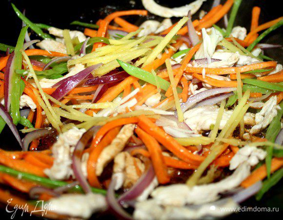 Овощи нарезать длинной соломкой,куриную грудку-длинными тонкими полосками.В воке разогреть оливковое масло и быстро,на большом огне обжарить курицу.Добавить лук и морковь и обжаривать не более минуты.Затем добавить горошек,имбирь и чеснок.Обжаривать ещё пару минут.Сдобрить начинку соусами и зеленью.Овощи должны остаться хрустящими.