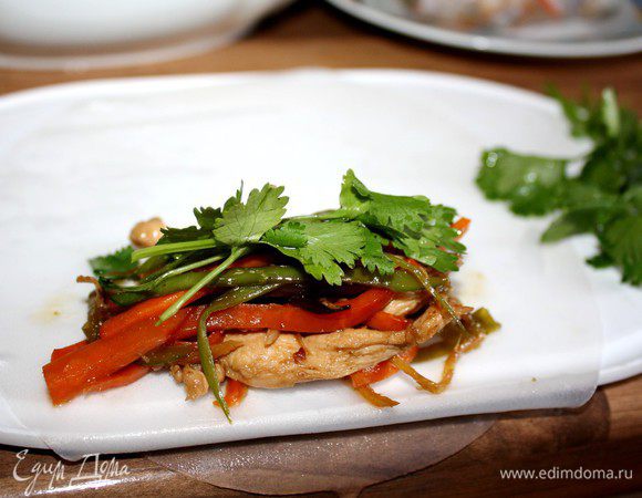 Рисовую бумагу смочить чуть тёплой водой,но не допускать её раскисания.Выложить блинчики на доску,выложить начинку и свернуть блинчики,как голубцы.