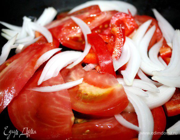 Для приготовления соуса нарезать крупно помидоры,перец и лук.В сковороде разогреть 1 ст.л.оливкового масла и прогреть на нём овощи.  