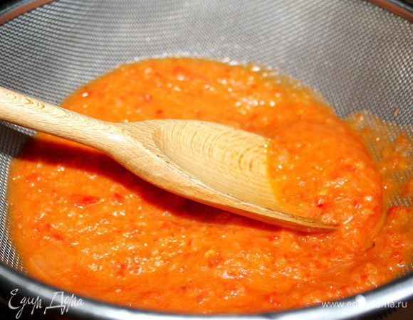 Тёплые овощи измельчить в блендере и протереть сквозь сито.Интенсивность цвета зависит от спелости помидоров.Если кажется,что соус не достаточно красный,то можно дополнительно добавить 1 ст.л.томатной пасты.Протёртый соус вернуть в сковороду,добавить все специи и хорошо прогреть его.Удалить гвоздику и душистый перец.