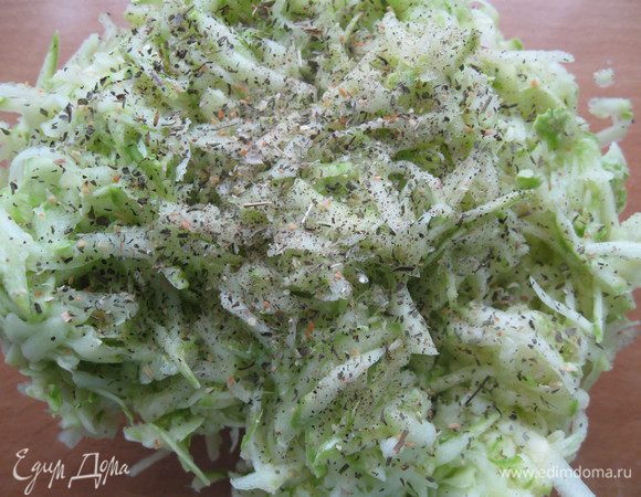 Натереть кабачки на терке, отжать лишнюю жидкость. Добавить соль, перец, и итальянские травы (по желанию).
