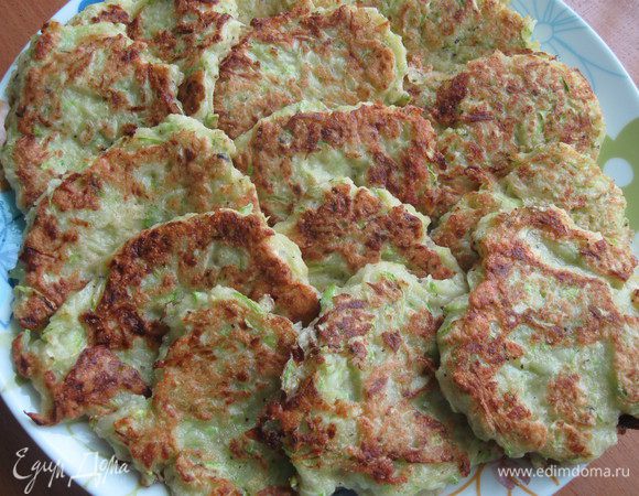 Добавить яйцо, манку и муку, размешать. Обжарить кабачковые оладушки. Если понадобится - можно добавить муки.