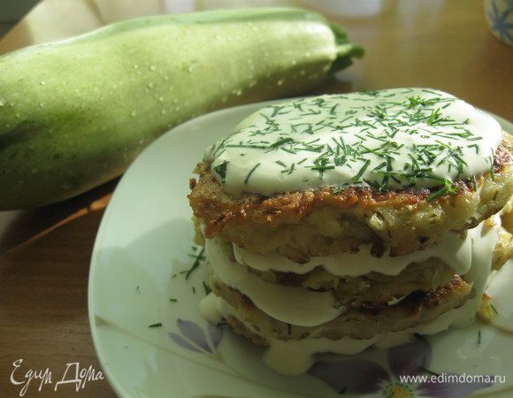 Готовим "крем": смешиваем сметану с чесноком. У меня было 200 гр. сметаны и 4 зубчика чеснока. И, промазав сметанкой с чесноком, сделать вот такие симпатичные мини-тортики :)