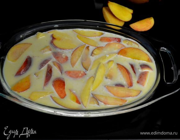 Можно использовать порционные жаропрочные чашки или одну небольшую форму,распределив там тесто и выложив в него порезанные персики.