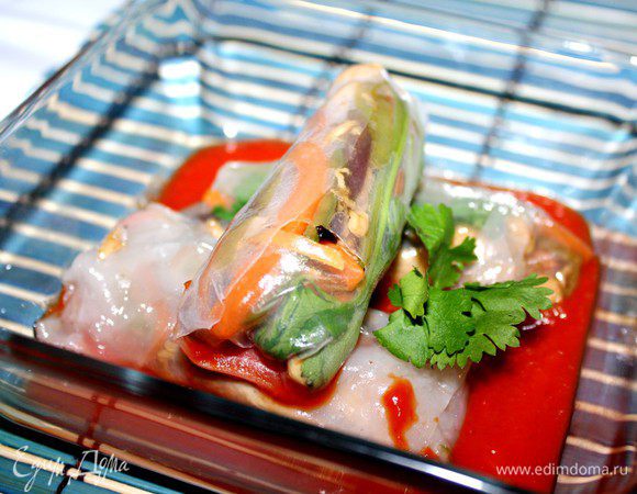 В сковороде разогреть растительное масло(блинчики не должны утопать в масле,а масло должно покрывать блинчики только до половины)и обжарить рисовые блинчики до "стеклянного" состояния.Выложить горячие блинчики на блюдо с соусом и немедленно подавать к столу.Приятного аппетита!