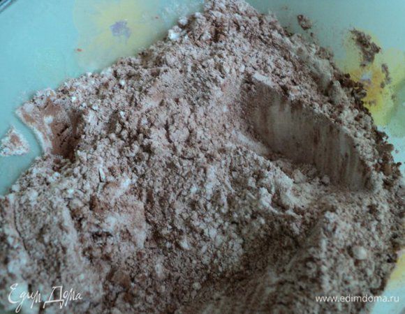 Смешать муку, крахмал, какао, разрыхлитель теста. Шоколад растопить на водяной бане или в микроволновке.