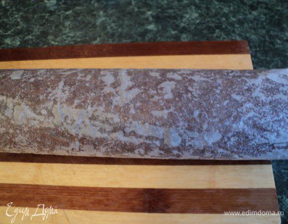 Готовый бисквит свернуть рулетом вместе с бумагой, охладить.