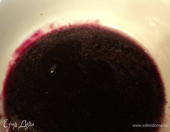 Для мусса желатин залить небольшим количеством холодной воды, дать набухнуть. В ягодною пюре  добавить сахар и закипятить 1 мин,  добавить разбухший желатин, размешать до его растворения, охладить.