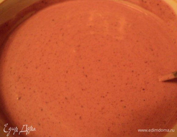 Вмешать в несколько приемов в охлажденное ягодное пюре  взбитые сливки и белок.