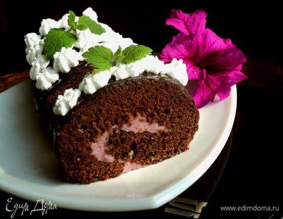 При подаче рулет порезать кусочками. Приятного аппетита!