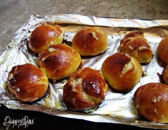 Достать пампушки и еще теплые смазать соусом.
Приятного аппетита! 