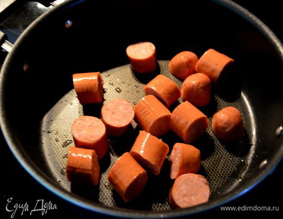 Сварить корич.рис в 4х.стаканах курин.бульона.
На сковороде на олив.масле в течение 2-3мин.пожарить порезанные колбаски.