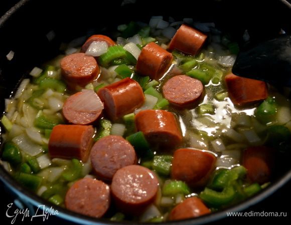 Добавить зелен.перец,сельдерей, чеснок и лук,оставшийся бульон.
Закрыть крышкой и готовить 5мин.
