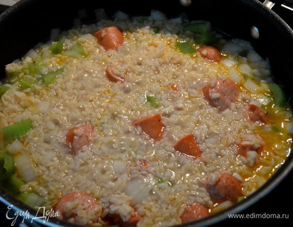 Добавить горячий рис.Перемешать.