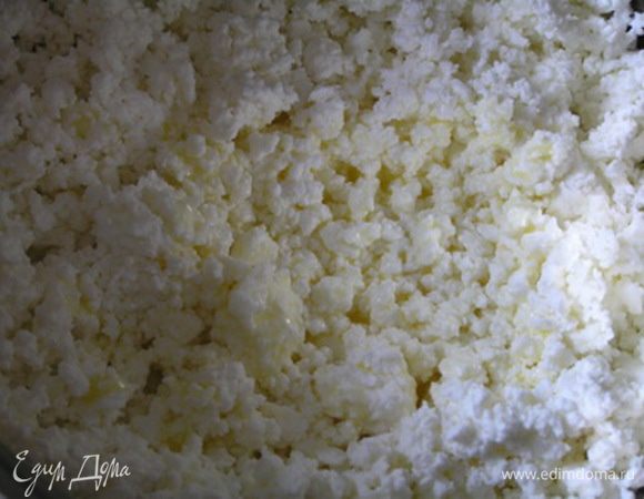 Творог протереть через сито, добавить растопленное сливочное масло, перемешать,