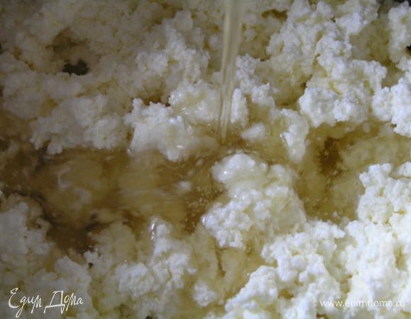 влить мятный сироп,