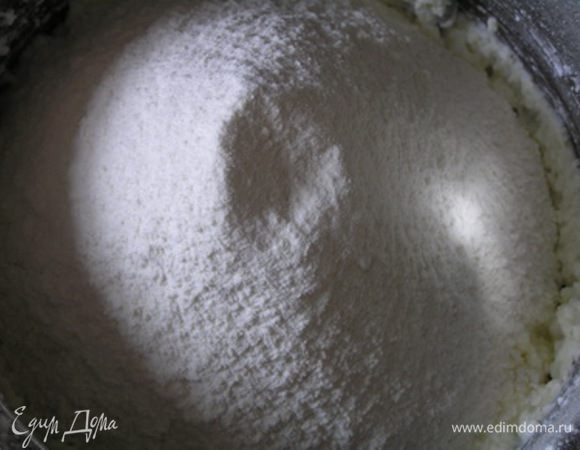затем добавить муку с разрыхлителем и солью,