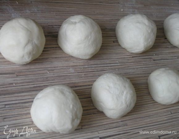 сформировать шарики и выпекать при 200*С около 25 минут до румяного цвета.