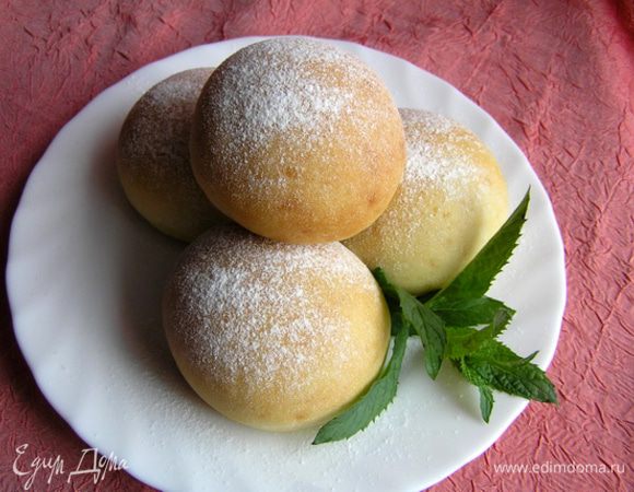 Десертные булочки перед подачей можно посыпать сахарной пудрой.