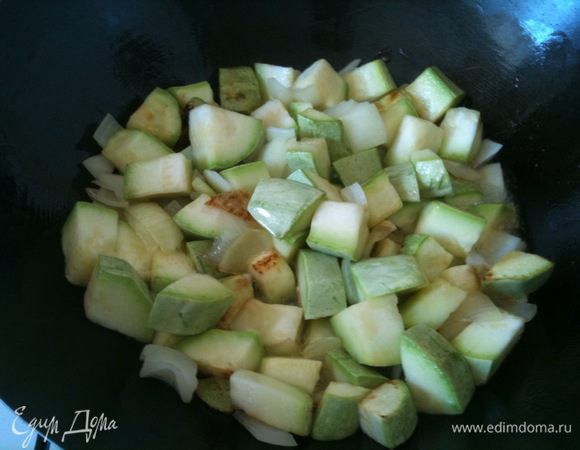 Выложить овощи в разогретое масло и обжарить...