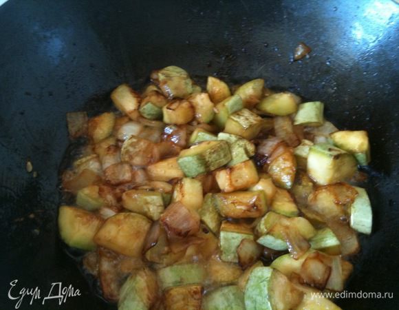 Обжаривать овощи нужно  на самом большом огне, перемешивать не часто, дать им зарумяниться...